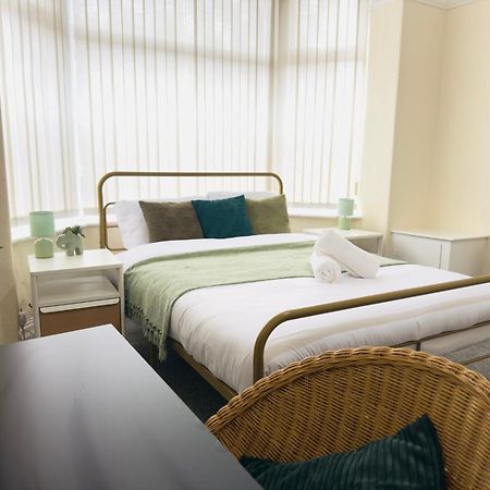 Double Bedroom Near City Center Manchester Bagian luar foto